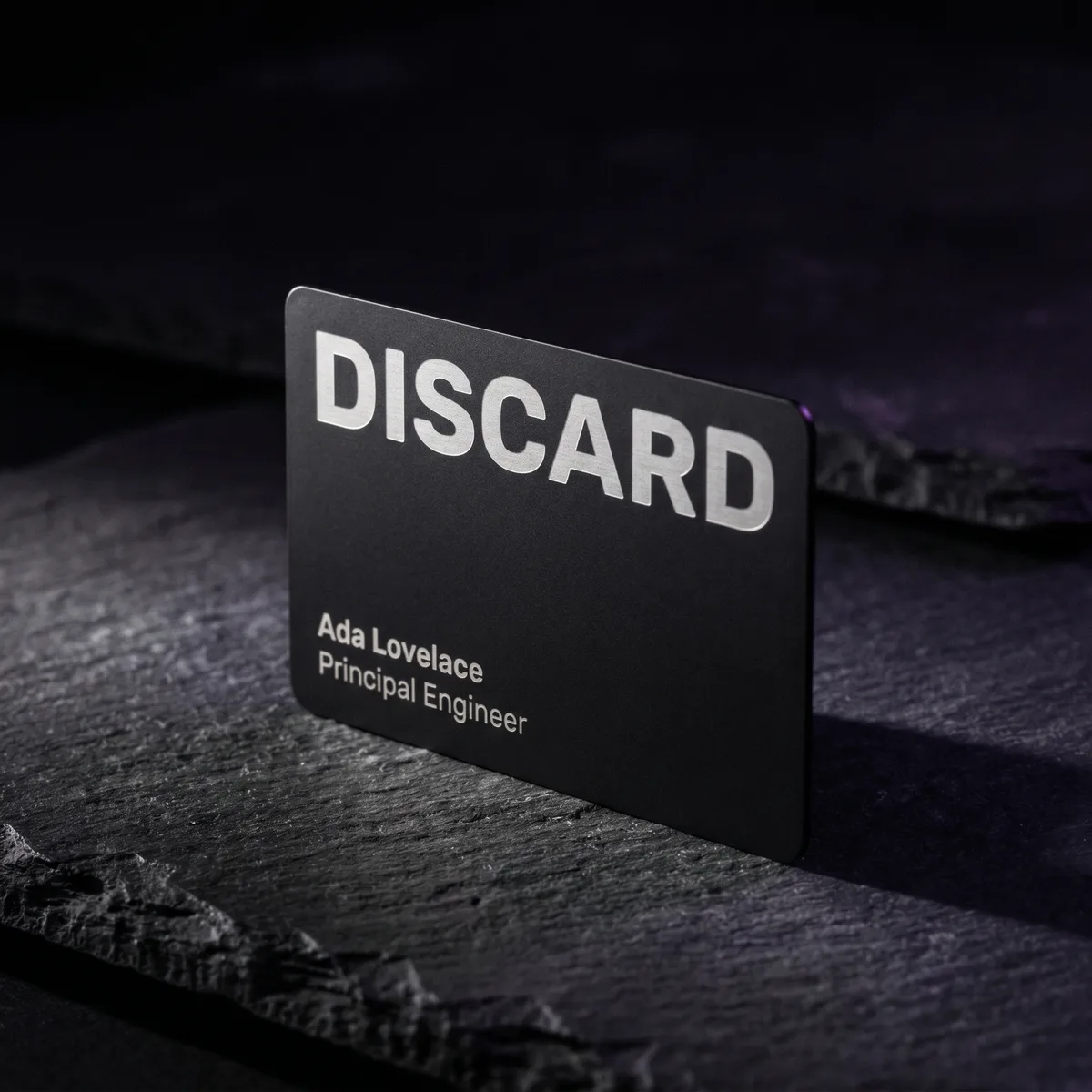 Черна метална визитка Discard с лазерно гравирано име